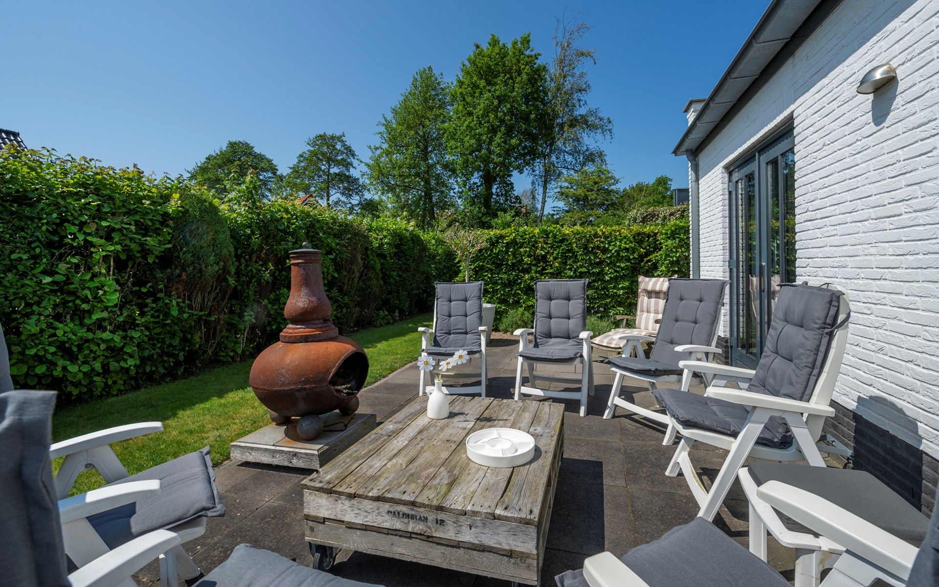 Comfortabele zithoek op het terras van Vakantievilla Paardenbos 5 in Burgh-Haamstede, een vakantiehuis in Zeeland.