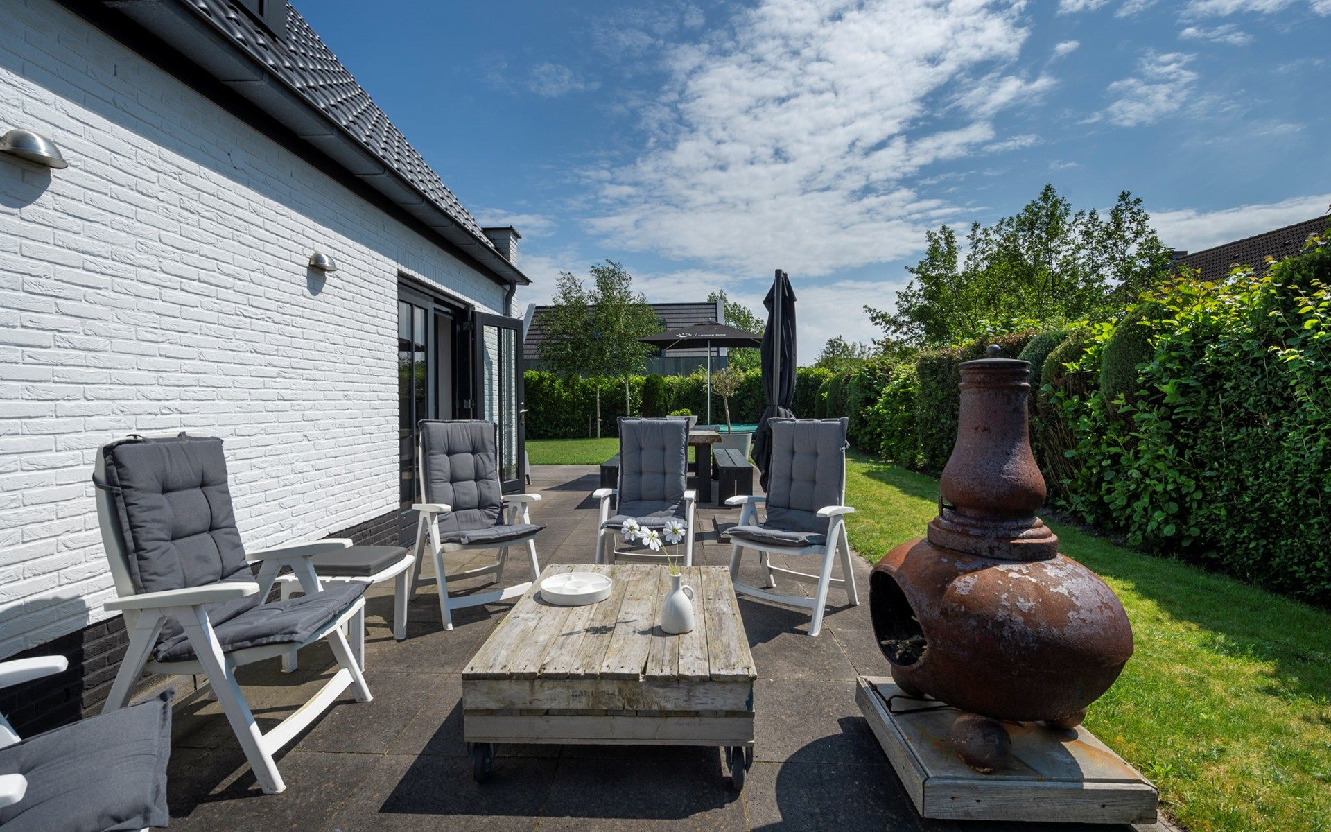 Gezellige buitenruimte van Vakantievilla Paardenbos 5 in Burgh-Haamstede, ideaal voor ontspanning in Zeeland.