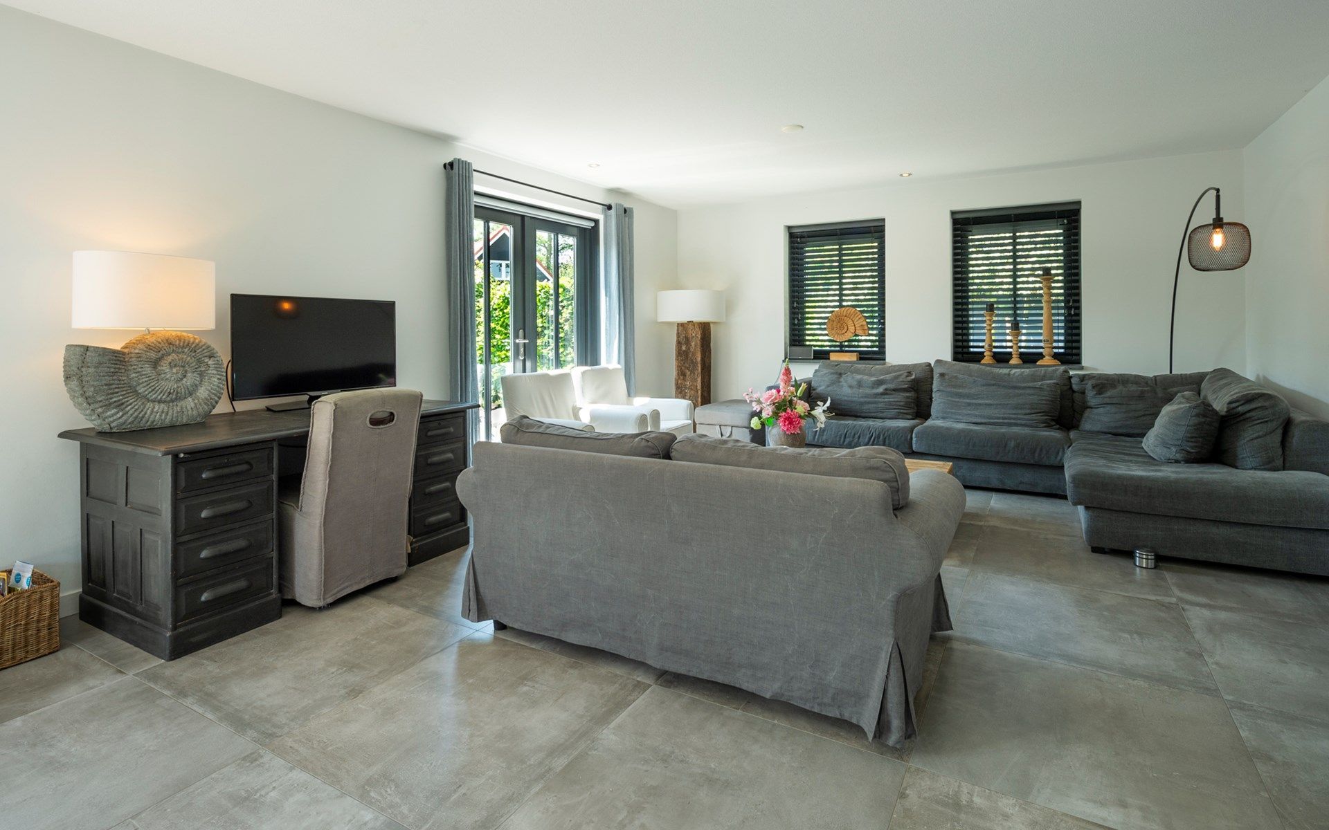 Groene planten op het terras van Vakantievilla Paardenbos 5 in Burgh-Haamstede, een serene vakantiewoning in Zeeland.