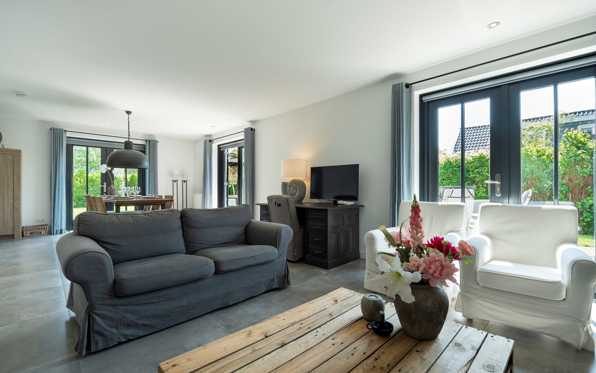 Gezellige woonkamer van Vakantievilla Paardenbos 5 in Burgh-Haamstede, een comfortabele vakantieplek in Zeeland.