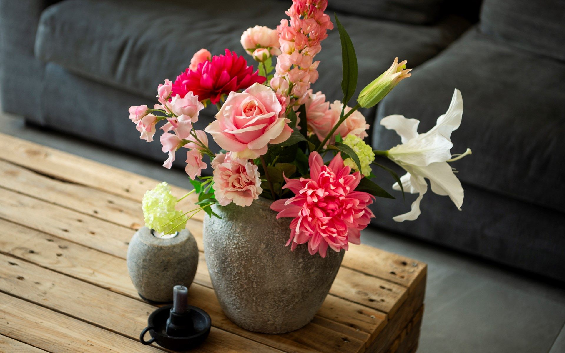 Moderne woonkamer van Vakantievilla Paardenbos 5 in Burgh-Haamstede, een stijlvolle vakantiewoning in Zeeland.