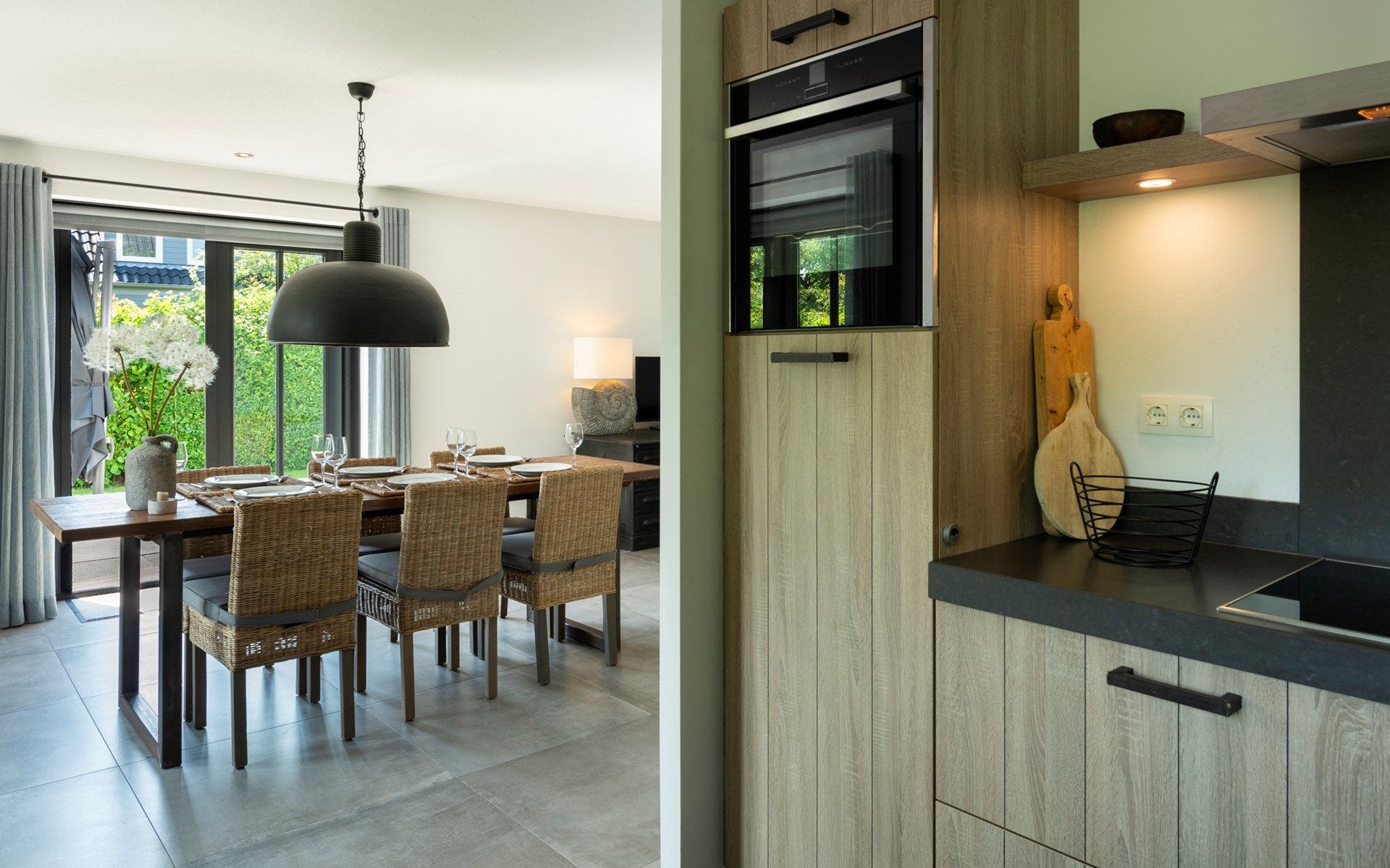 Boek over Zeeland in Vakantievilla Paardenbos 5 in Burgh-Haamstede, een culturele vakantiewoning in Zeeland.