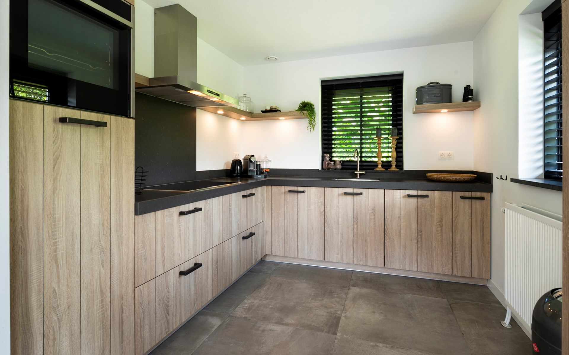 Open keuken en eetruimte in Vakantievilla Paardenbos 5 in Burgh-Haamstede, een moderne vakantiewoning in Zeeland.