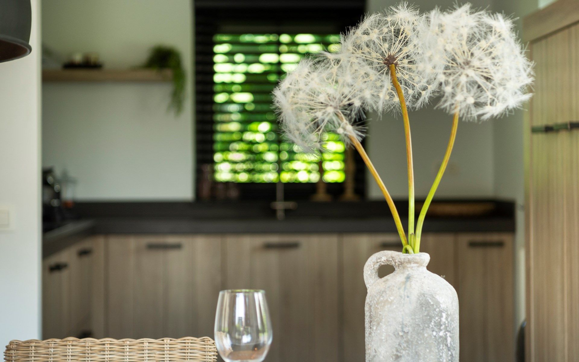 Stijlvolle keuken in Vakantievilla Paardenbos 5 in Burgh-Haamstede, een volledig uitgeruste vakantiewoning in Zeeland.