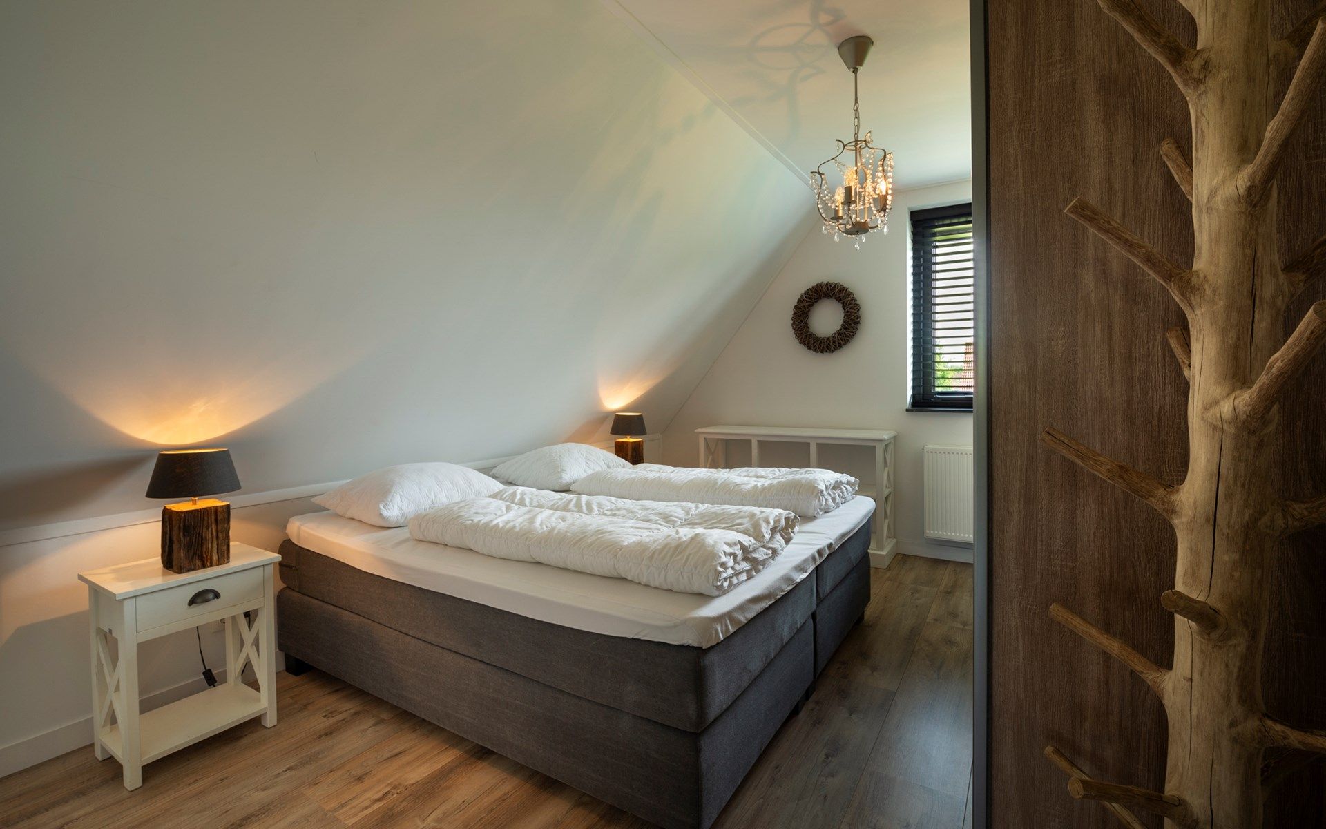 Decoratieve bloemen in Vakantievilla Paardenbos 5 in Burgh-Haamstede, een sfeervolle vakantiewoning in Zeeland.