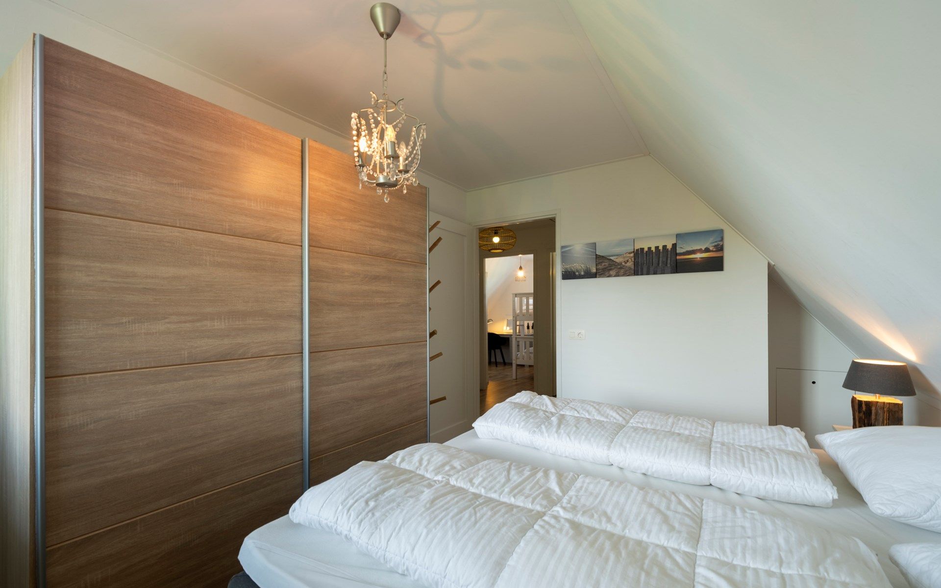 Slaapkamer met tweepersoonsbed in Vakantievilla Paardenbos 5 in Burgh-Haamstede, een comfortabele vakantiewoning in Zeeland.