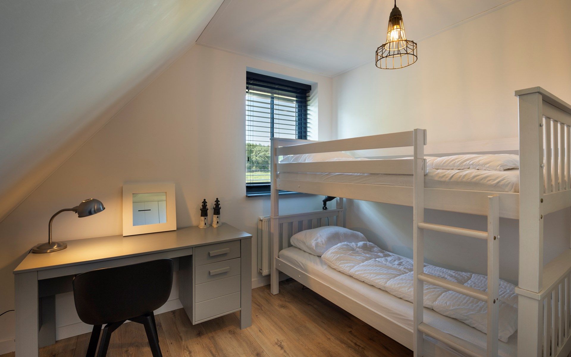 Decoratieve details in Vakantievilla Paardenbos 5 in Burgh-Haamstede, een stijlvol vakantiehuis in Zeeland.