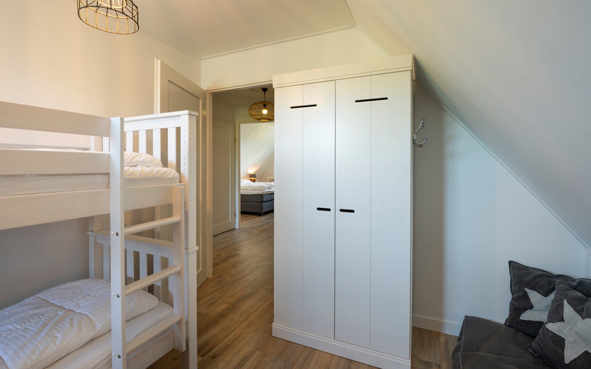 Kinderkamer met bureau in Vakantievilla Paardenbos 5 in Burgh-Haamstede, een kindvriendelijke vakantiewoning in Zeeland.