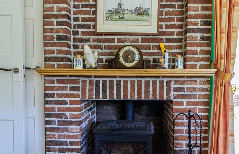 Stimmungsvoller Kamin im Ferienhaus in Burgh-Haamstede, perfekt fuer gemuetliche Abende in Zeeland.