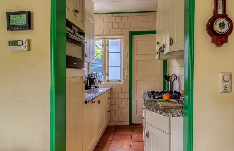 Moderne Kueche im Ferienhaus in Burgh-Haamstede, komplett ausgestattet fuer einen komfortablen Aufenthalt in Zeeland.