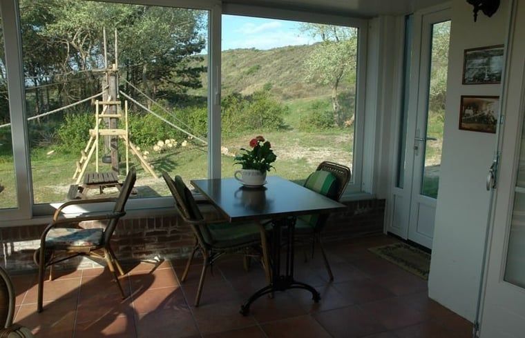 Wintergarten im Ferienhaus in Burgh-Haamstede mit Blick auf die Natur von Schouwen-Duiveland, Zeeland.
