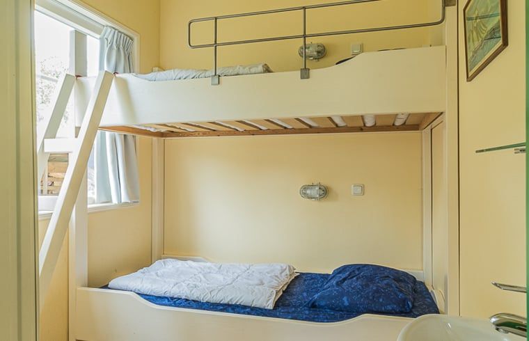Kinderzimmer mit Etagenbett in einem Ferienhaus in Burgh-Haamstede, ideal fuer Familien in Zeeland.