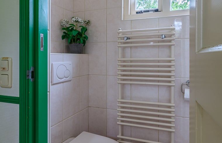 Modernes Badezimmer in einem Ferienhaus in Burgh-Haamstede mit Toilette und Heizkoerper in Schouwen-Duiveland.