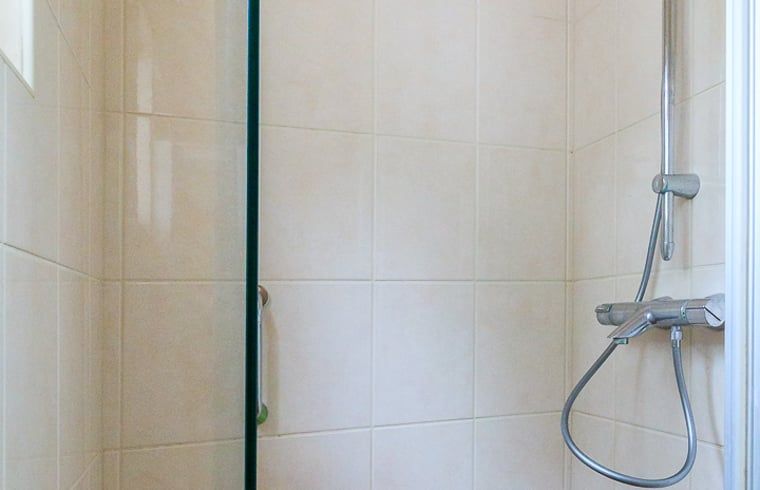Stilvolle Dusche im Ferienhaus in Burgh-Haamstede, perfekt fuer eine Erfrischung nach einem Tag in Zeeland.