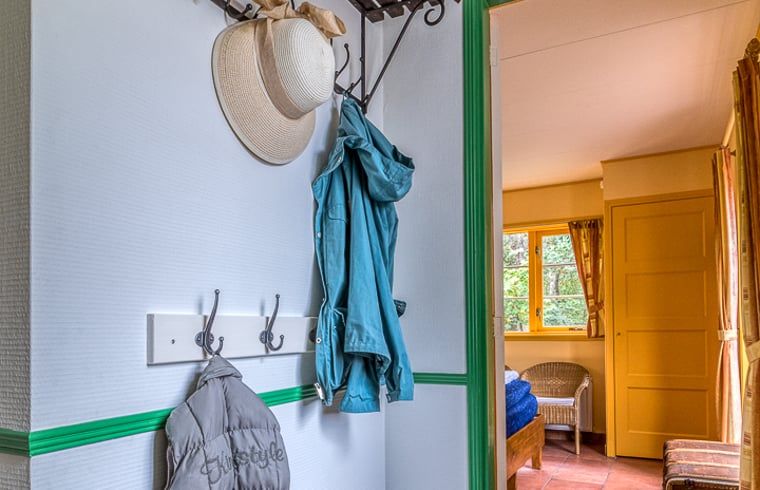 Flur mit Garderobe in Cottage in Burgh-Haamstede, willkommen in diesem Ferienhaus in Zeeland.