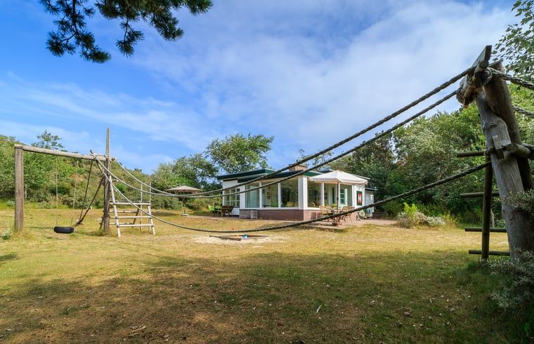 Spielplatz im Garten des Hauses in Burgh-Haamstede, ideal fuer Kinder in Zeeland.