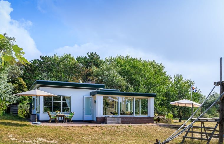 Aussenansicht des Hauses in Burgh-Haamstede mit Terrasse und Spielplatz in Schouwen-Duiveland.