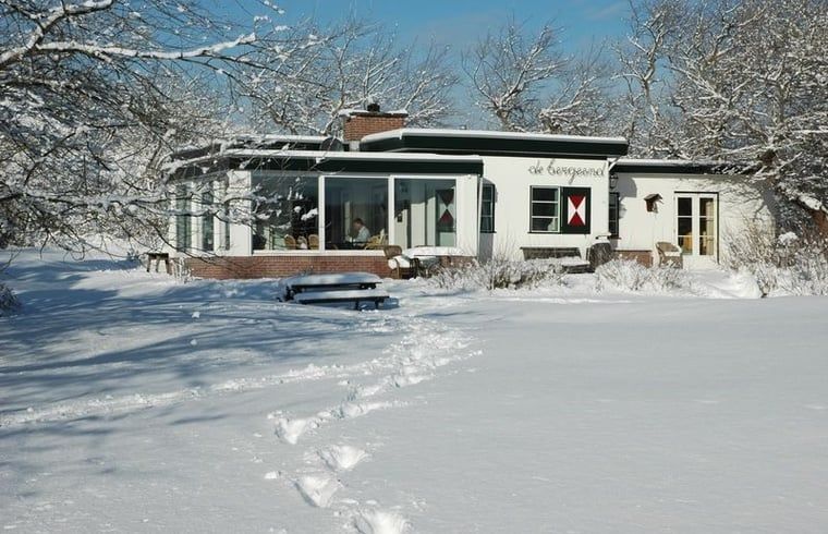 Cottage in Burgh-Haamstede im Schnee, Winterzauber in Zeeland.