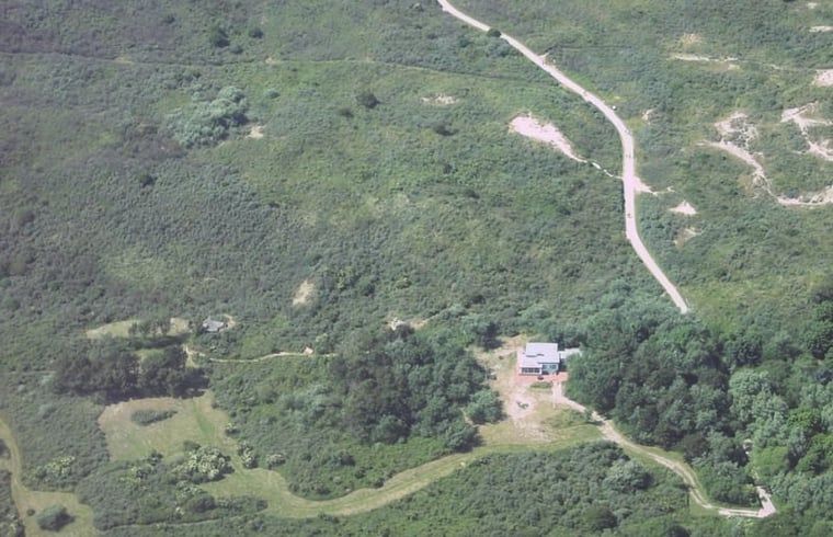 Ferienhaus in Burgh-Haamstede aus der Vogelperspektive, umgeben von gruenen Landschaften in Zeeland.
