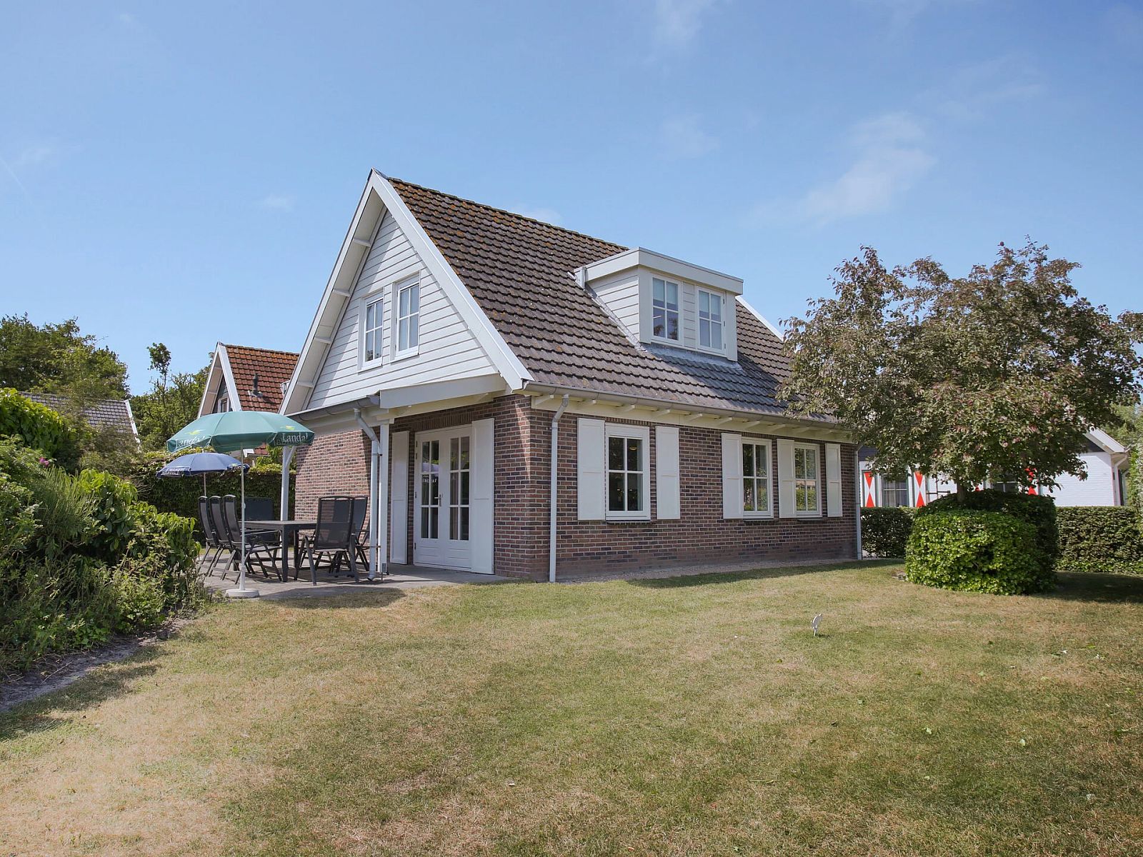 Guest house 600461 - Bungalow Schouwen-Duiveland - Duinpark 't Hof van Haamstede | 8-persoons bungalow | 8E2