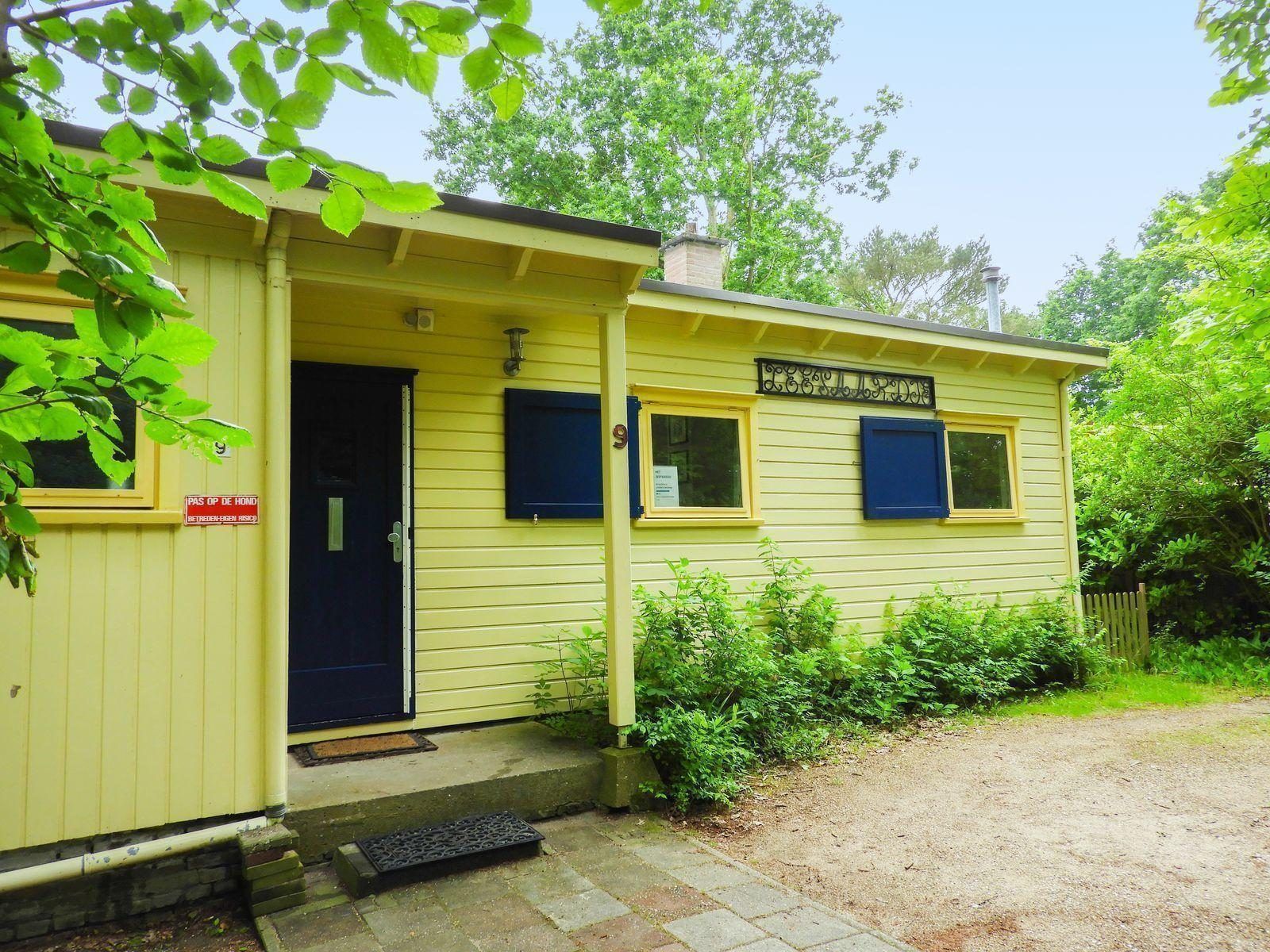 Ingang van VZ345 Vakantiehuis Burgh-Haamstede omgeven door natuur in Zeeland.