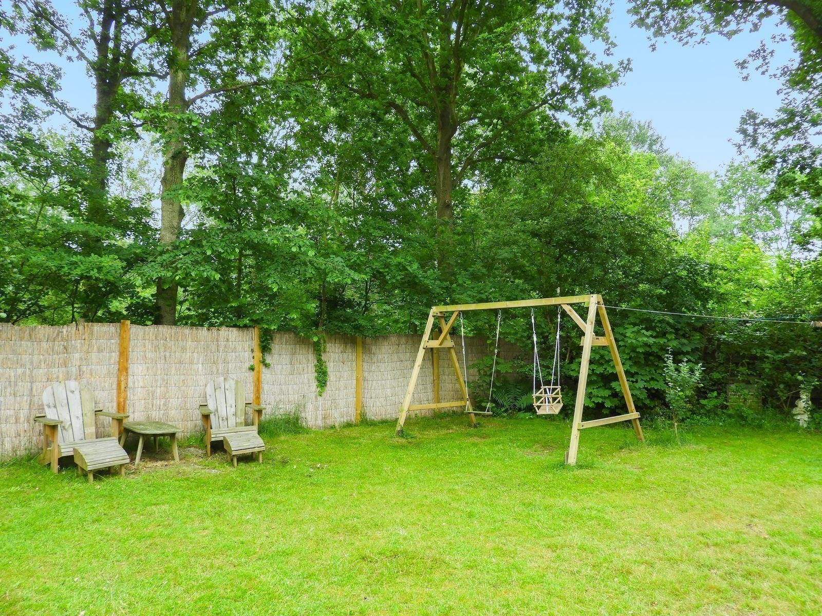 Speelplaats met schommel in de tuin van VZ345 Vakantiehuis Burgh-Haamstede, Zeeland.