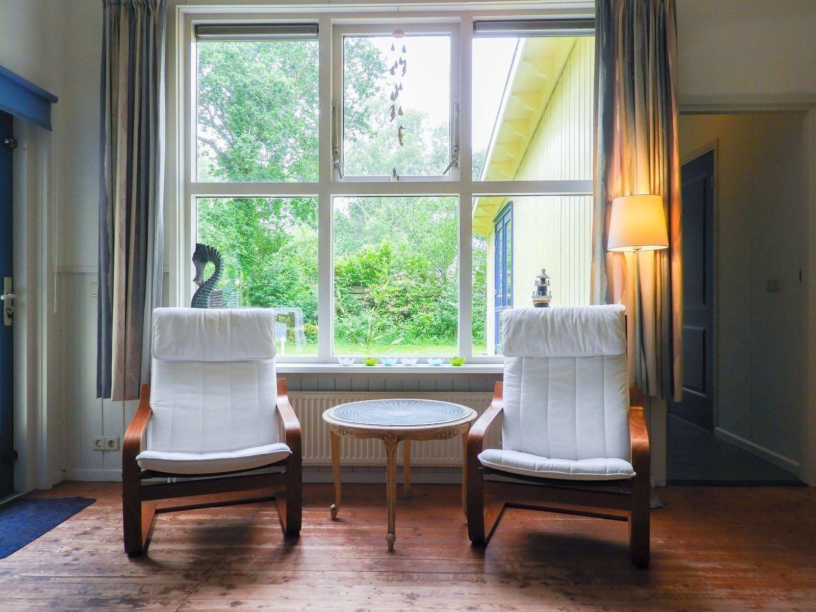 Comfortabele stoelen met tuinzicht in VZ345 Vakantiehuis Burgh-Haamstede.