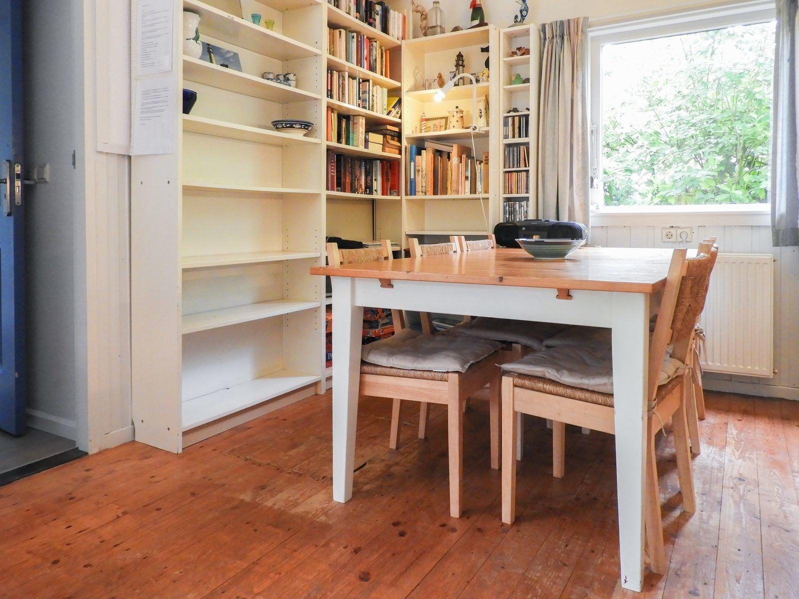 Ruime keuken met moderne apparatuur in VZ345 Vakantiehuis Burgh-Haamstede.