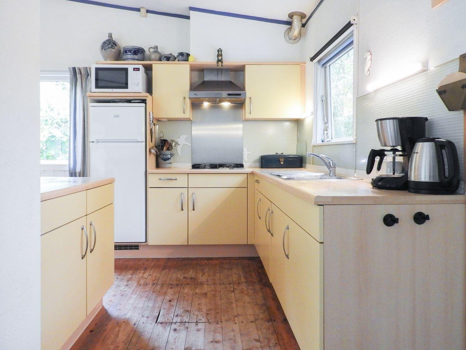 Praktische keuken met veel licht in VZ345 Vakantiehuis Burgh-Haamstede.