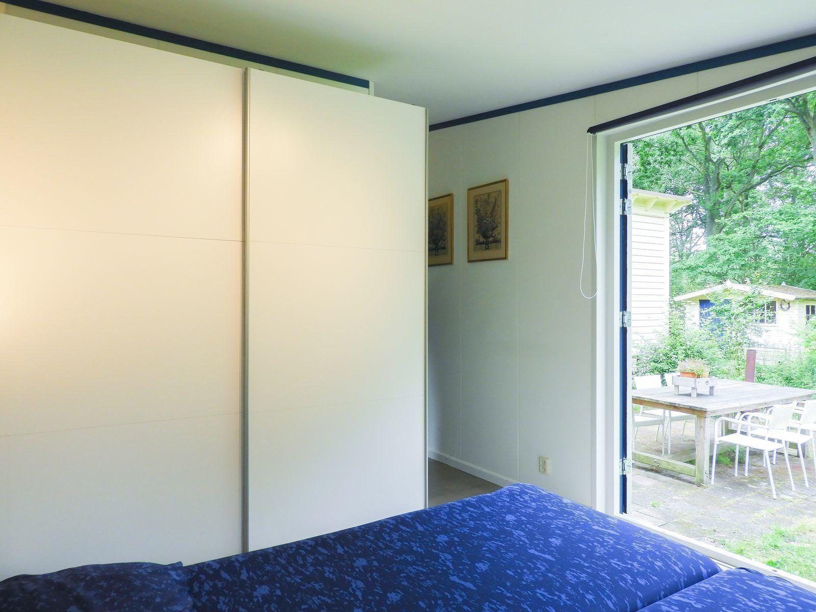 Uitzicht vanuit slaapkamer op tuin in VZ345 Vakantiehuis Burgh-Haamstede.