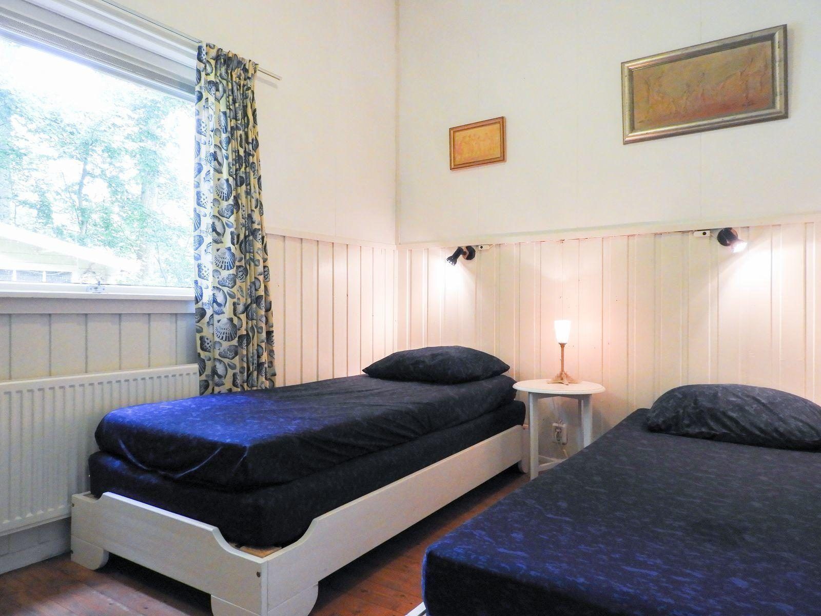 Dubbele wastafel in badkamer van VZ345 Vakantiehuis Burgh-Haamstede, Zeeland.