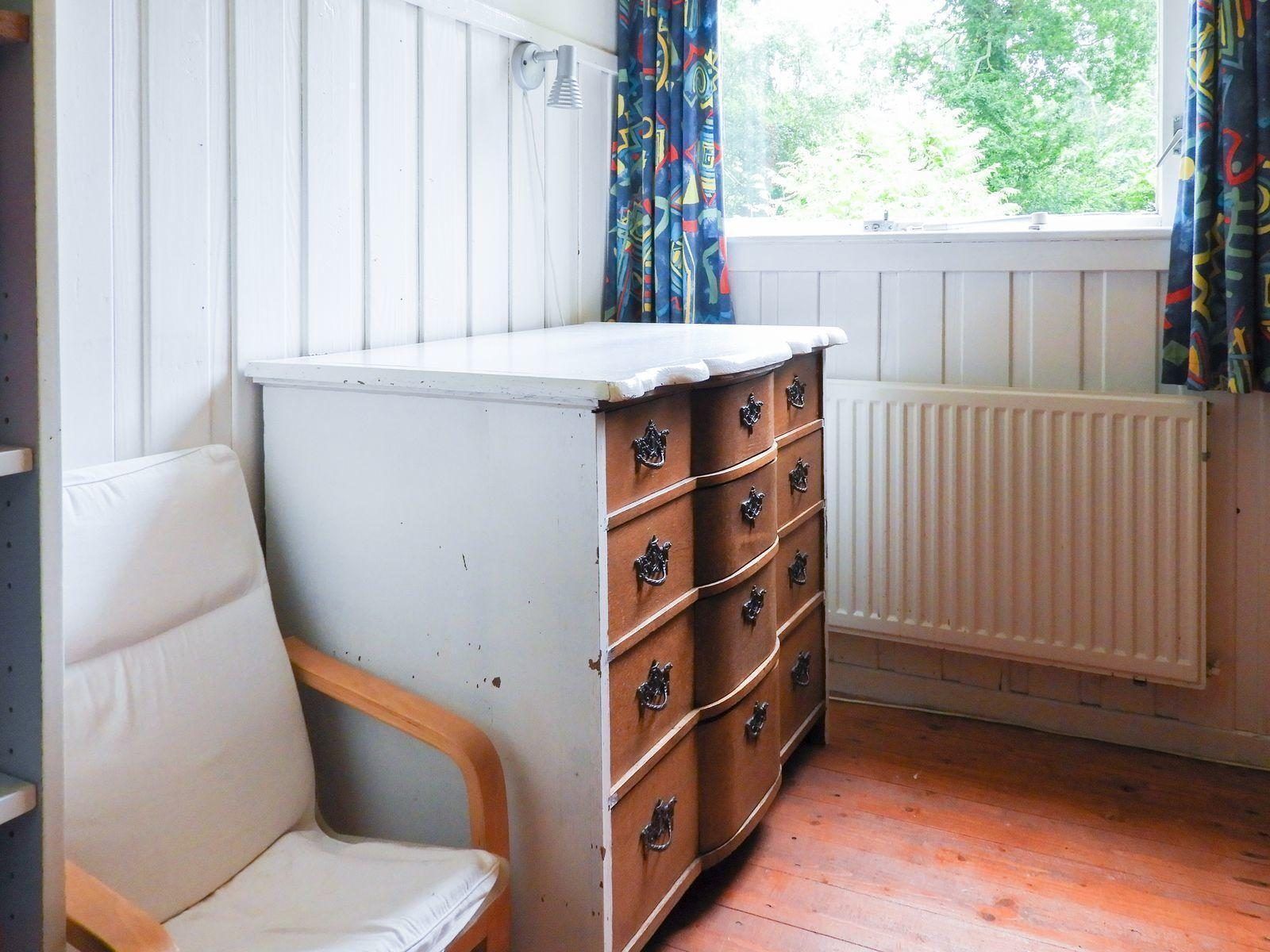 Tuin met schommel en zitgedeelte bij VZ345 Vakantiehuis Burgh-Haamstede.