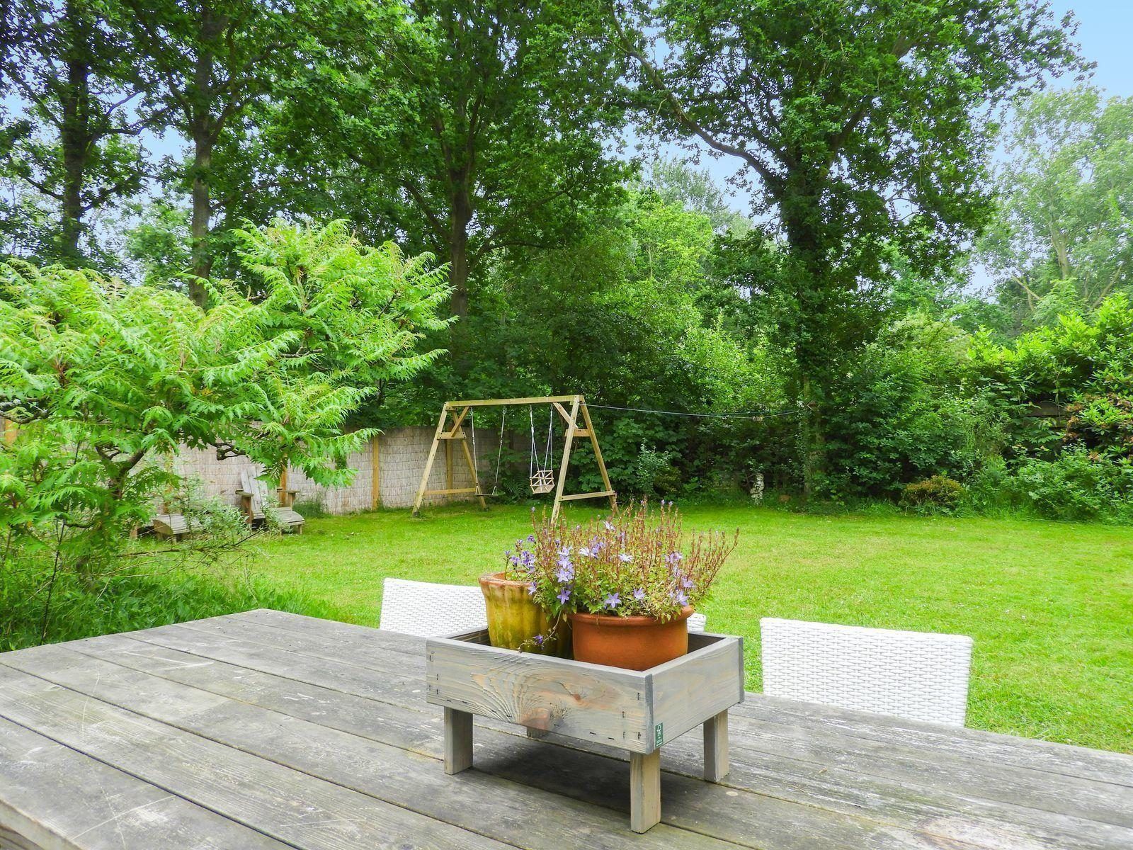 Achteraanzicht van VZ345 Vakantiehuis Burgh-Haamstede met terras in Zeeland.