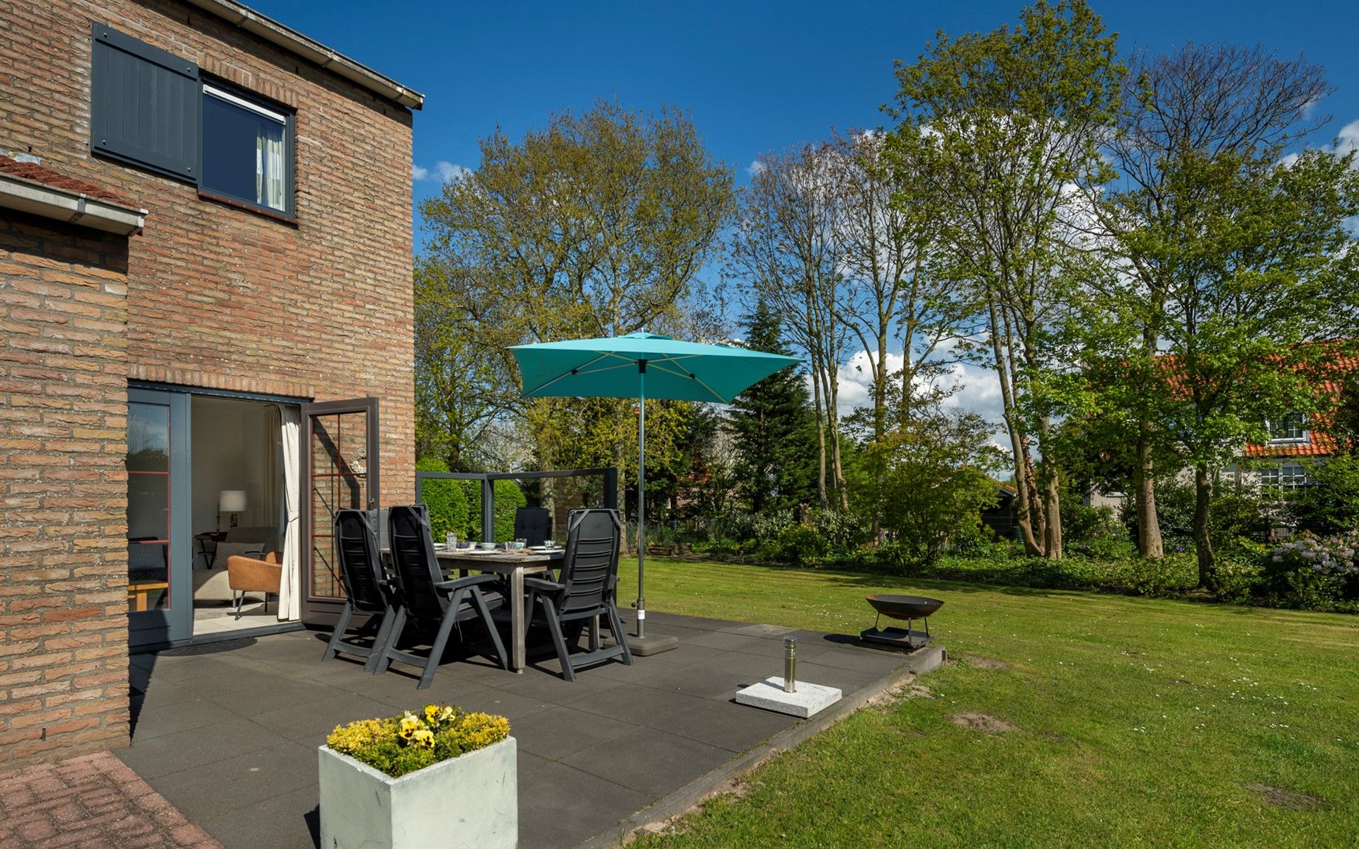 Vacation home Schouwse Duin 35 in Burgh-Haamstede with terrace and views of the green surroundings of Zeeland.