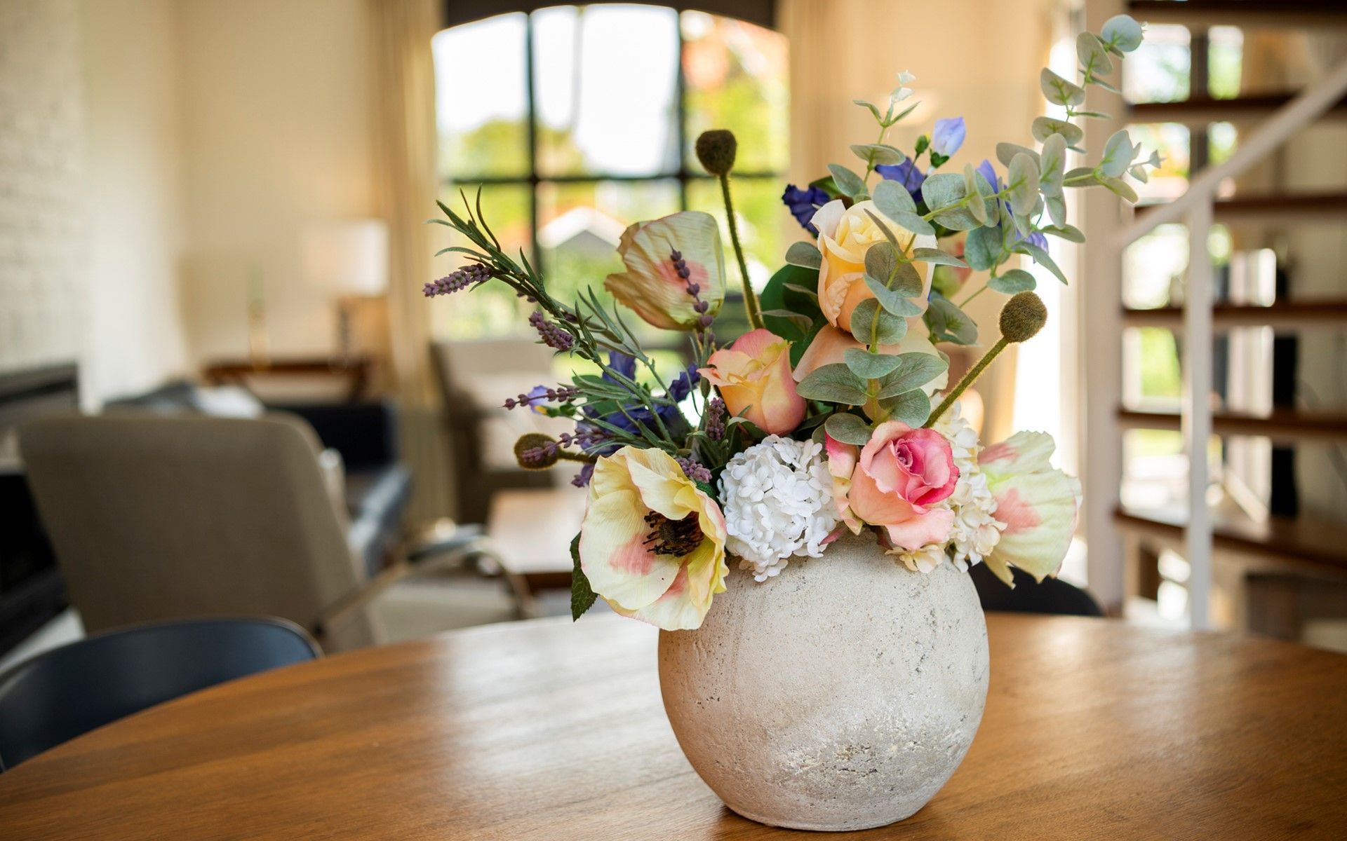 Flower vase on the table in Holiday home Schouwse Duin 35, Burgh-Haamstede, adds color to the cozy atmosphere in Zeeland.
