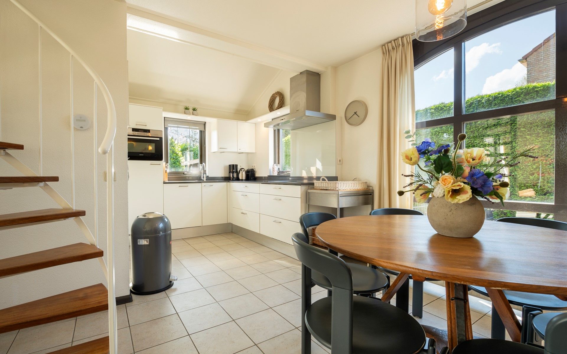 Modern kitchen in Vakantiewoning Schouwse Duin 35, Burgh-Haamstede, fully equipped for a comfortable stay in Zeeland.