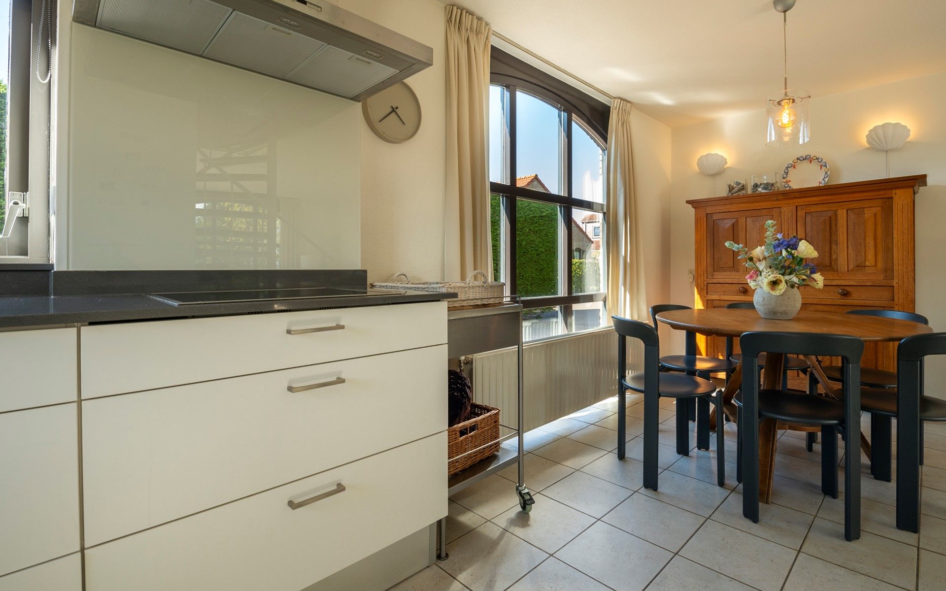 Kitchen and dining area in Holiday home Schouwse Duin 35, Burgh-Haamstede, with lots of light in Zeeland.