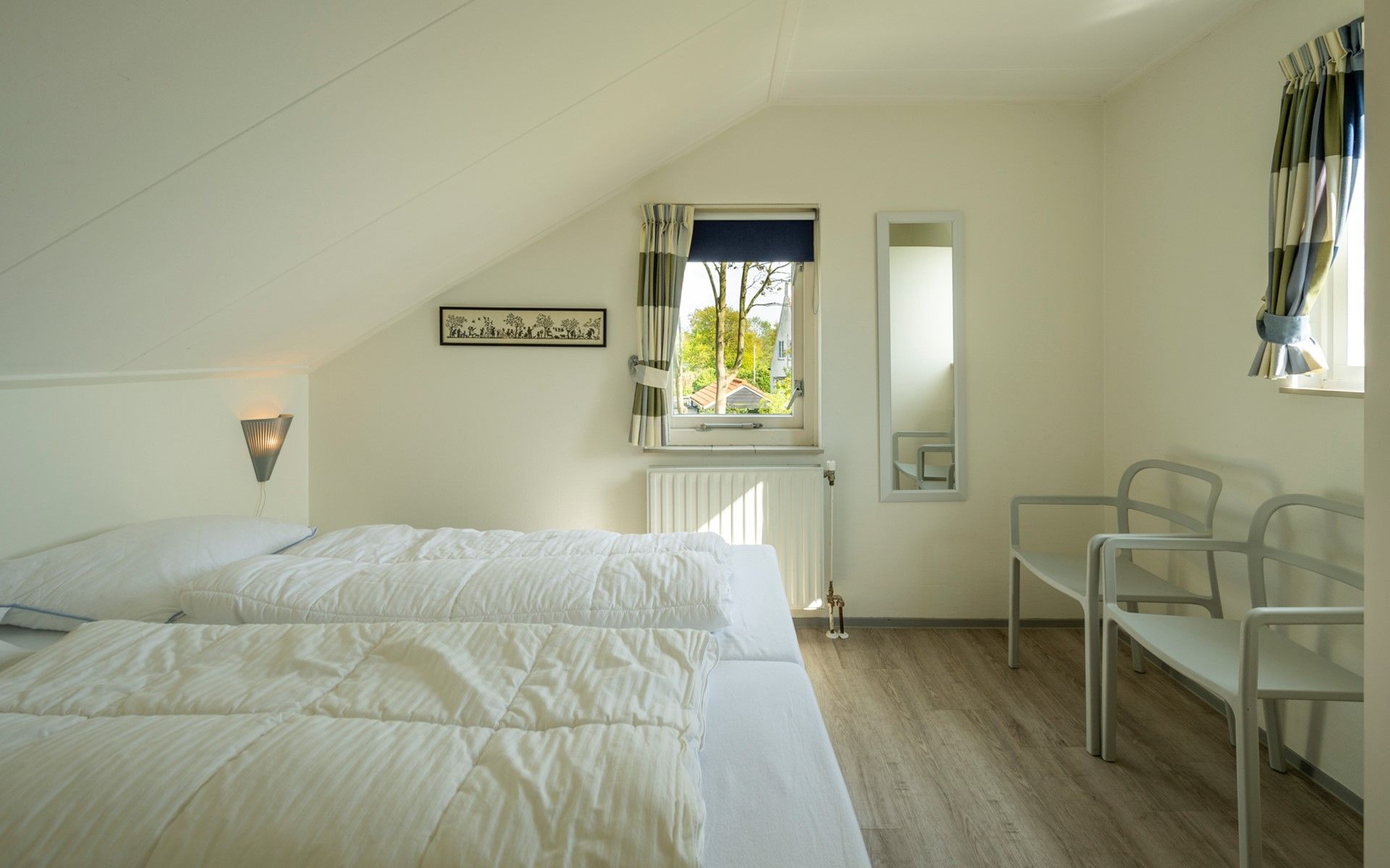 Second bedroom in Holiday home Schouwse Duin 35, Burgh-Haamstede, offers peace and comfort in Zeeland.