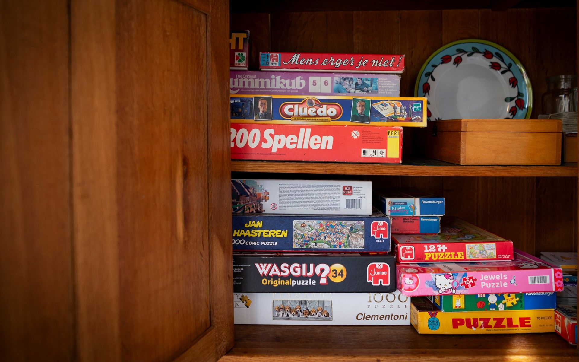 Side view of Vakantiewoning Schouwse Duin 35 in Burgh-Haamstede, with green garden and terrace in Zeeland.