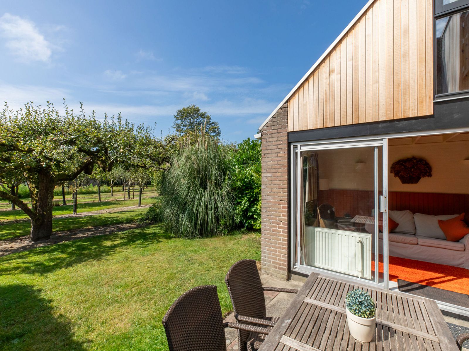 Geniet van de zonnige tuin bij Vakantiehuis Buitenplaats Schouwen nr 86 in Burgh-Haamstede, Zeeland.