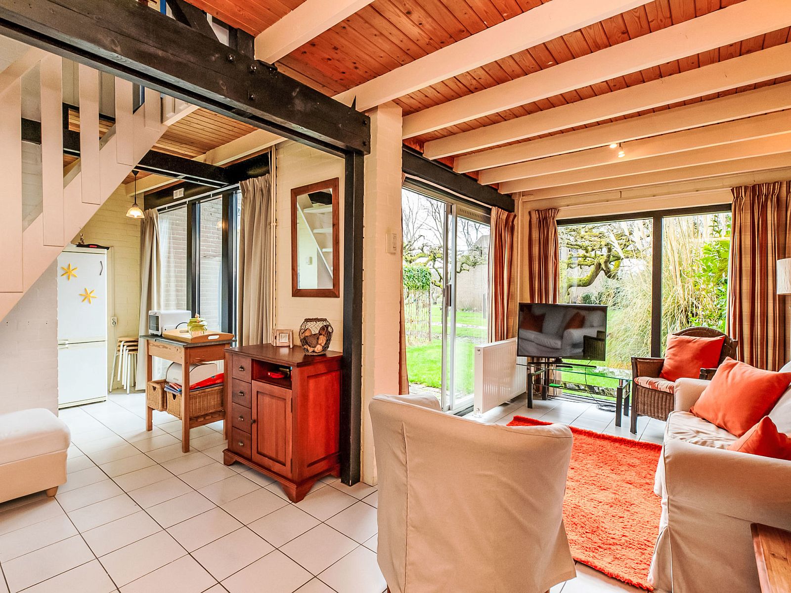 Open woonkamer met keuken in Vakantiehuis Buitenplaats Schouwen nr 86, Zeeland.