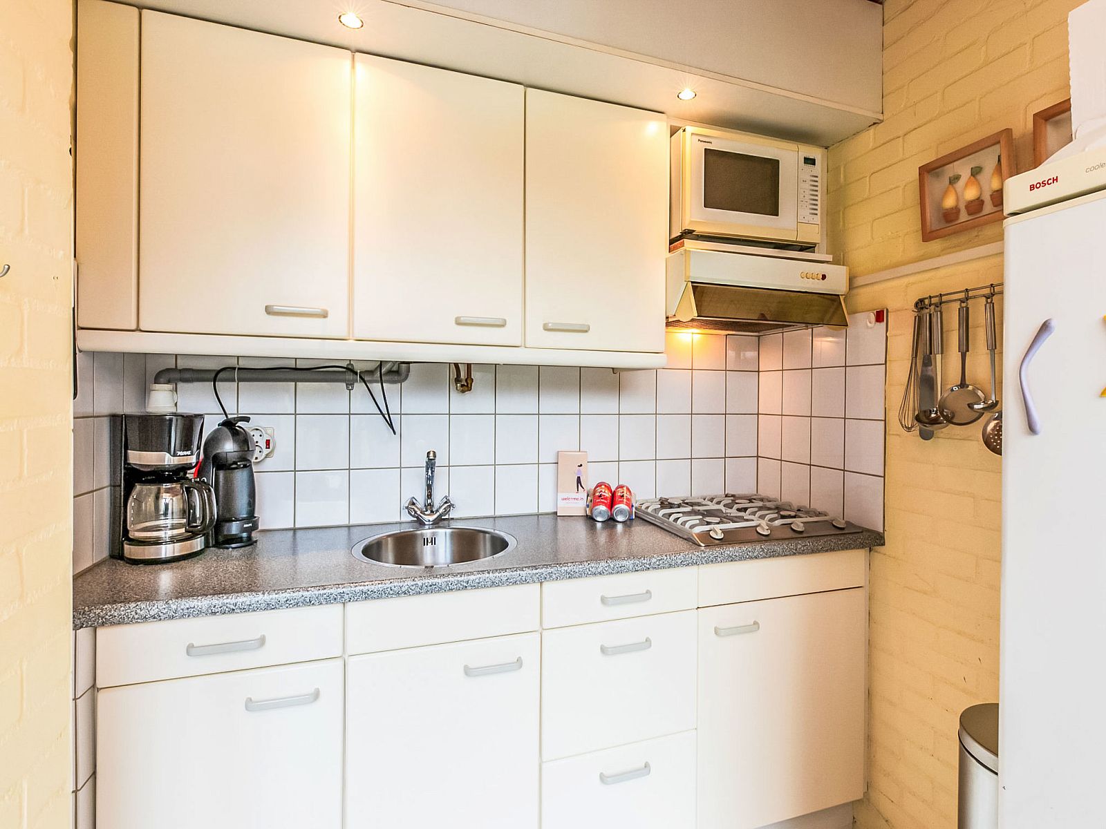 Volledig uitgeruste keuken in Vakantiehuis Buitenplaats Schouwen nr 86, Burgh-Haamstede, Zeeland.