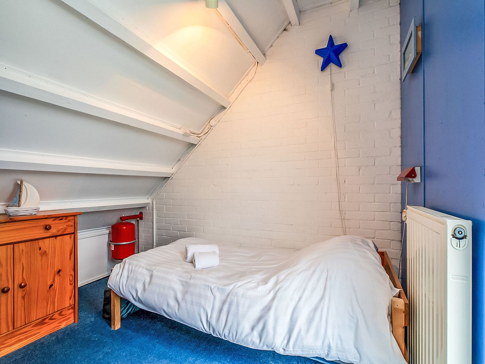 Slaapkamer met eenpersoonsbed in Vakantiehuis Buitenplaats Schouwen nr 86, Zeeland.