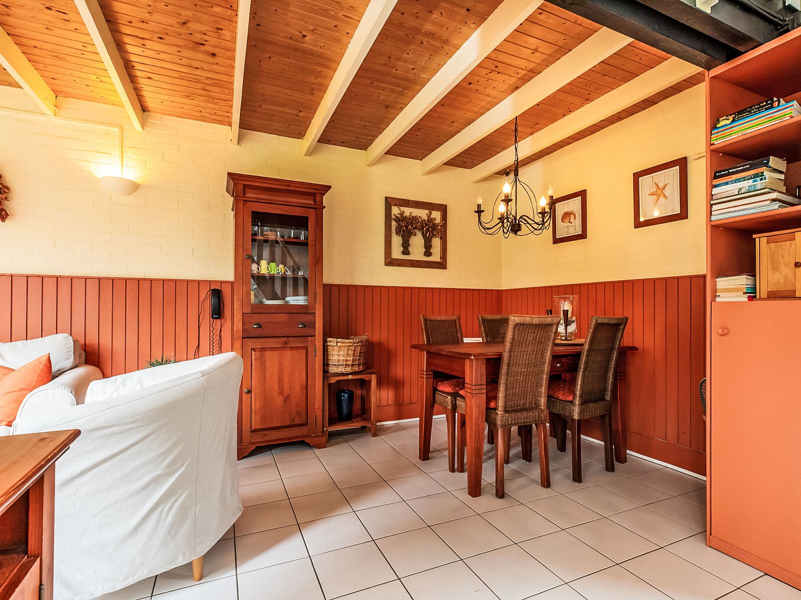 Eetkamer in Vakantiehuis Buitenplaats Schouwen nr 86, Burgh-Haamstede, Zeeland.