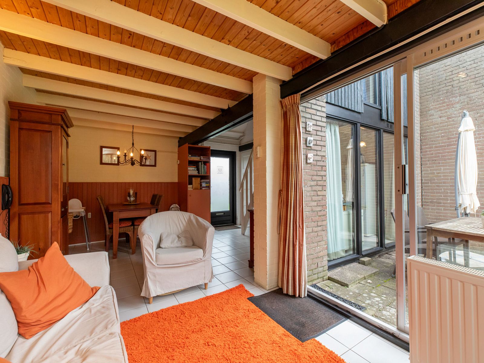 Woonkamer met toegang tot terras in Vakantiehuis Buitenplaats Schouwen nr 86, Schouwen-Duiveland.