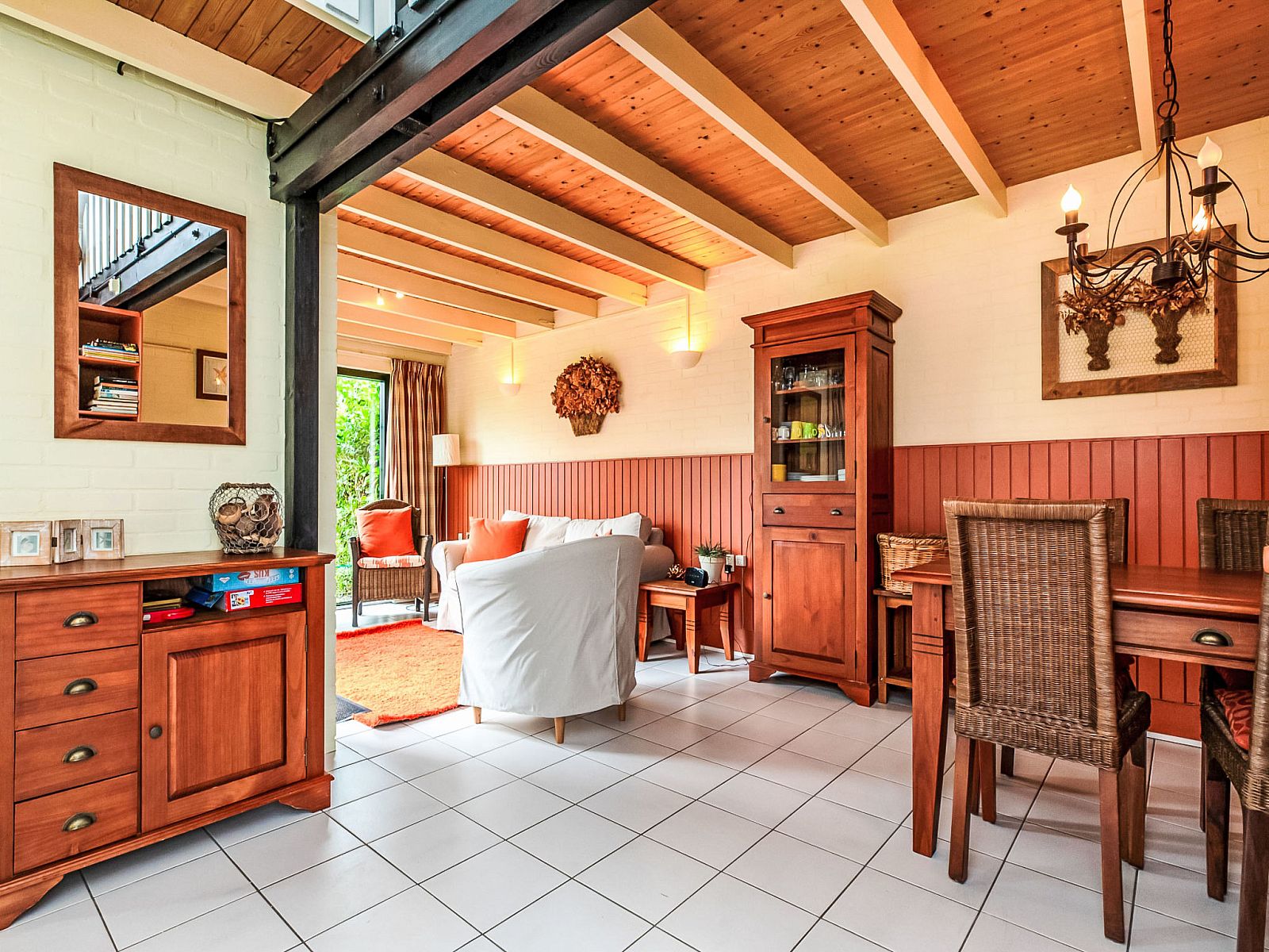 Interieur met houten details in Vakantiehuis Buitenplaats Schouwen nr 86, Zeeland.