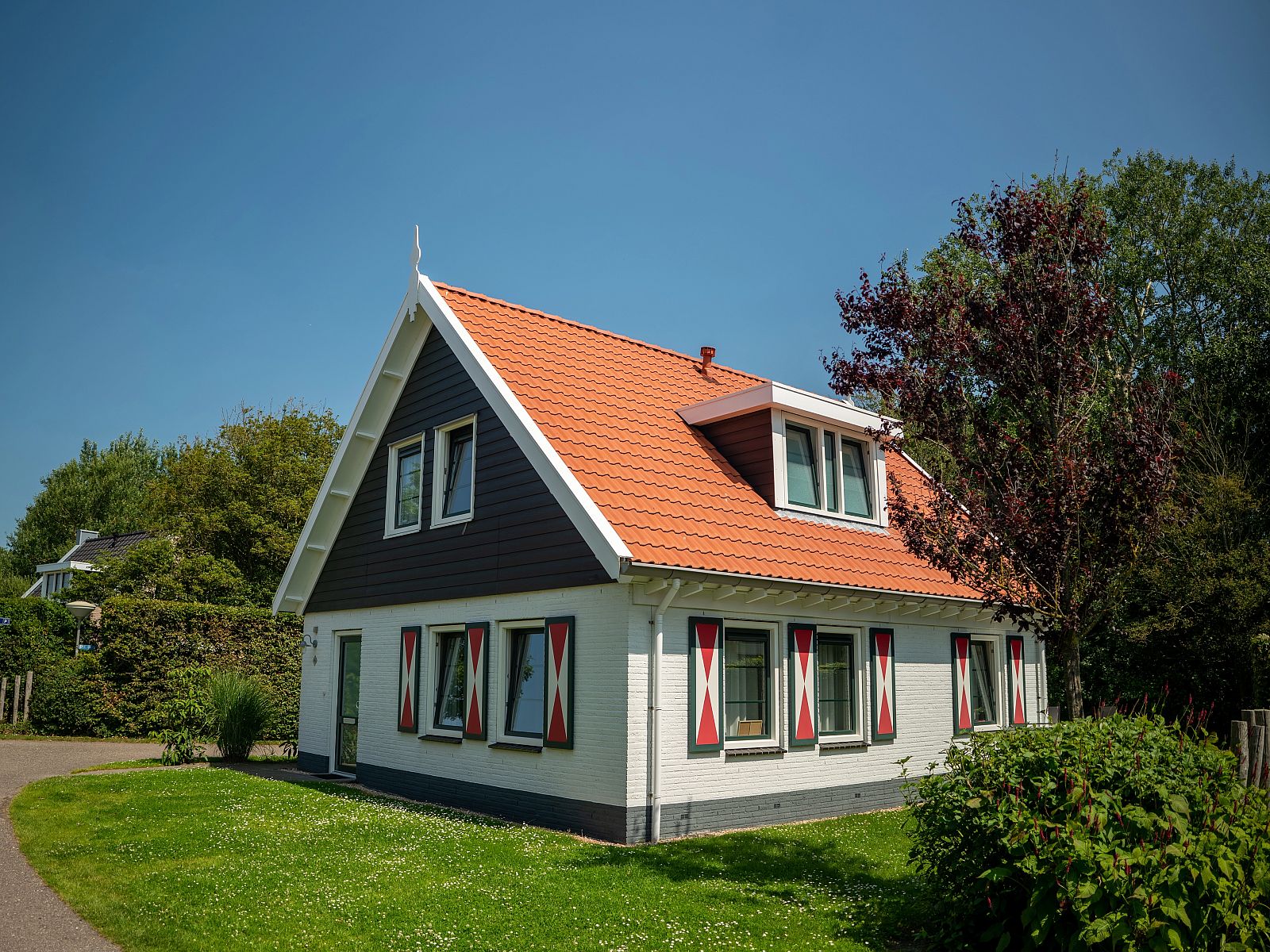 Gemuetliches Wohnzimmer im Resort Haamstede 6-Personen-Bungalow 6D, Burgh-Haamstede, mit grossem Sofa und TV.