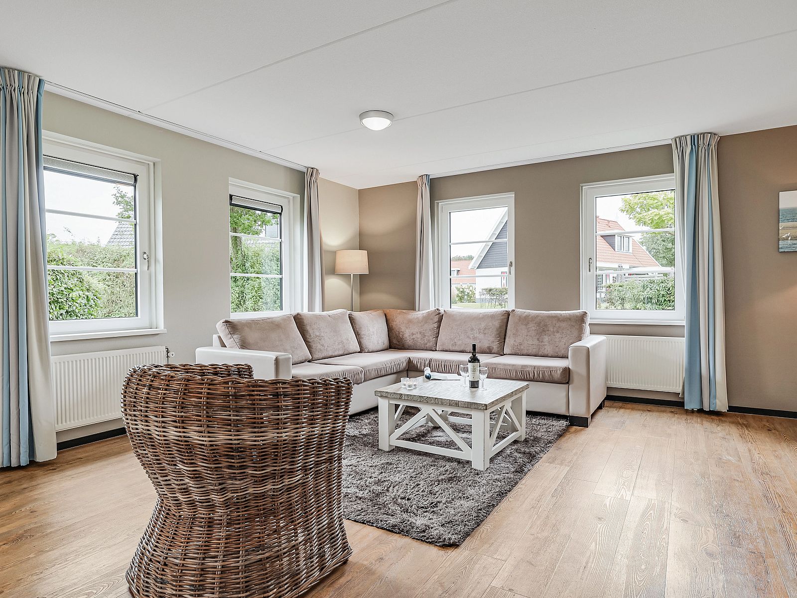 Modernes Wohnzimmer mit Holzboden im Resort Haamstede 6-Personen-Bungalow 6D, Burgh-Haamstede.