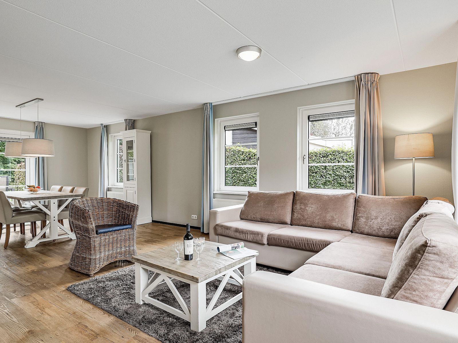 Esszimmer im Resort Haamstede 6-Personen-Bungalow 6D, Burgh-Haamstede, mit stilvollem Esstisch und Stuehlen.