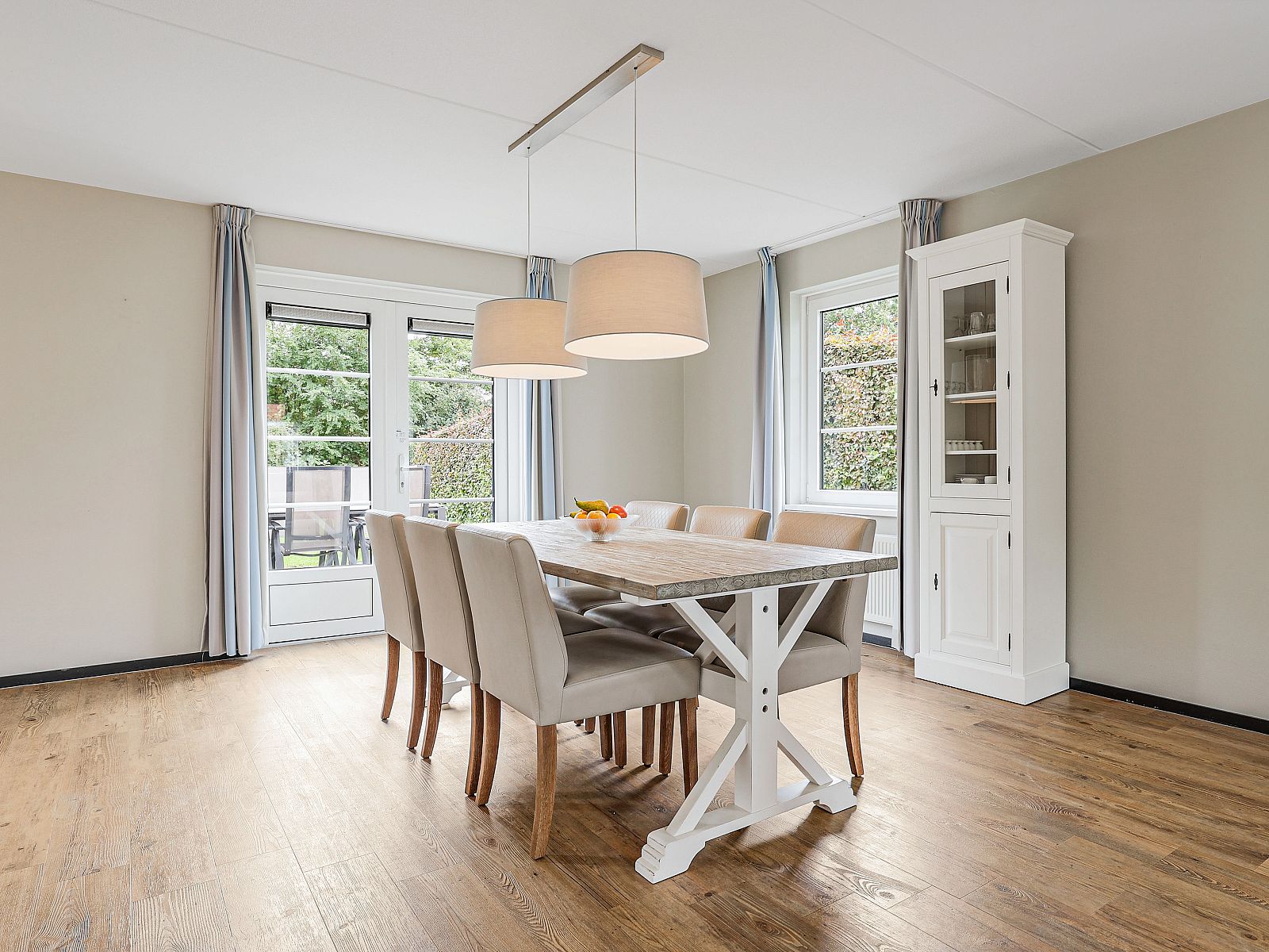 Voll ausgestattete Kueche im Resort Haamstede 6-Personen-Bungalow 6D, Burgh-Haamstede, mit modernen Geraeten.